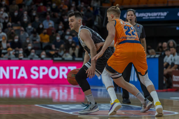 更凸显了她 更凸显了她