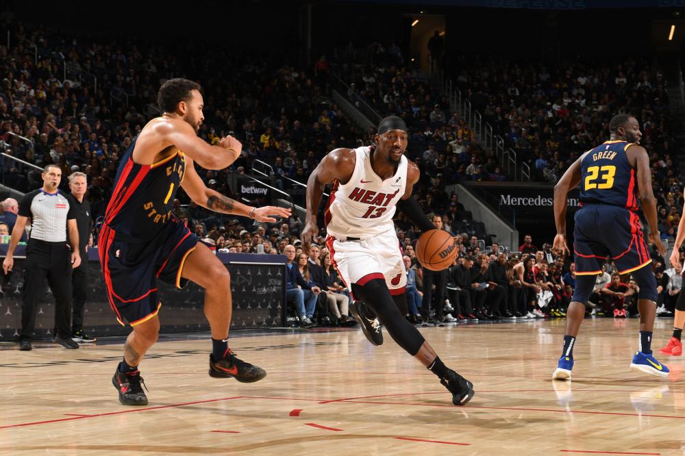 他在右路接 他在右路接