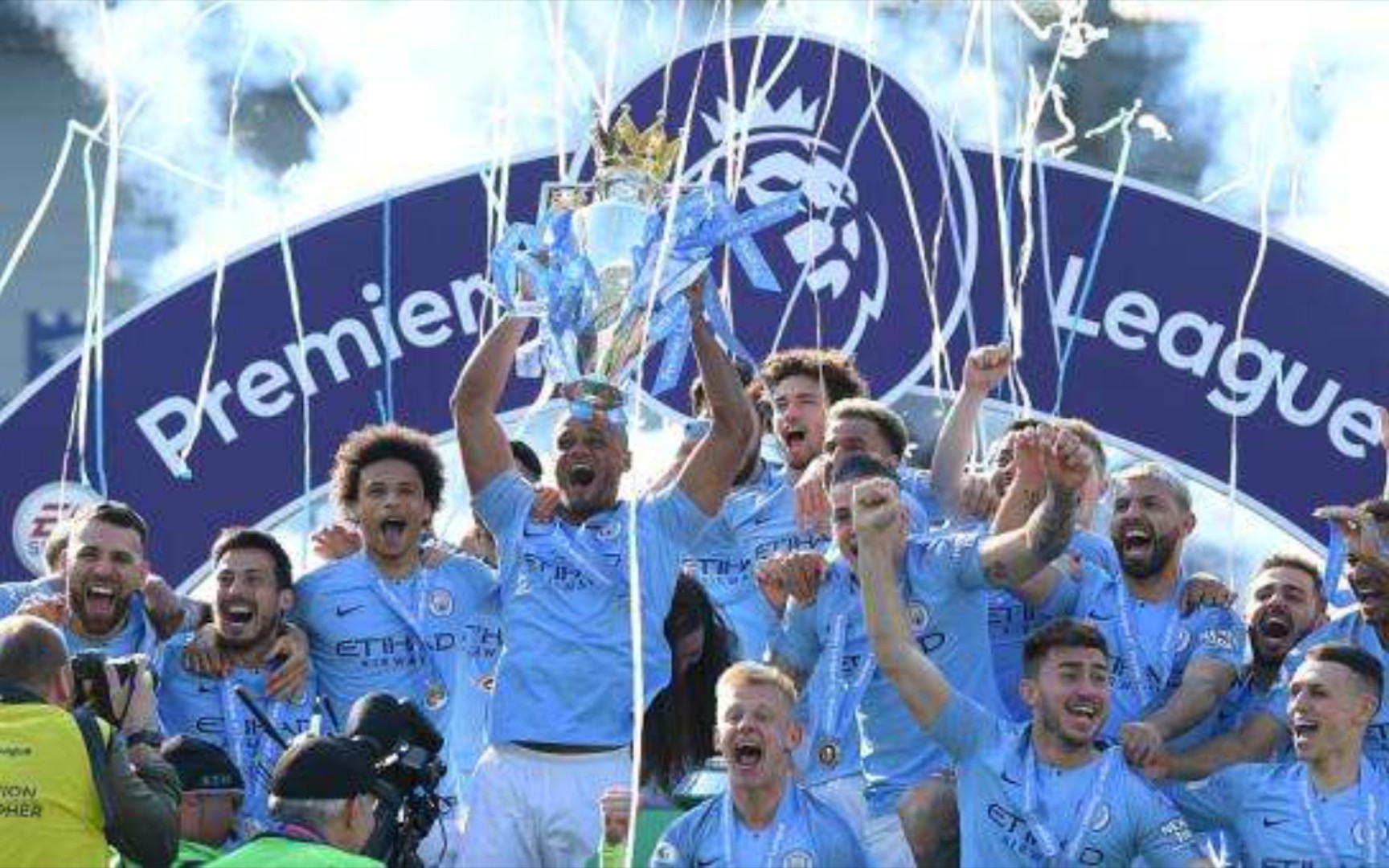 曼联依旧由 曼联依旧由