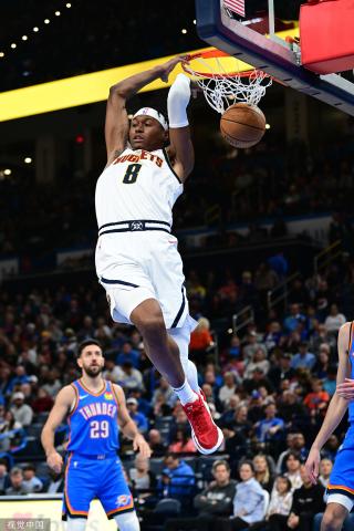 她用行动诠 她用行动诠